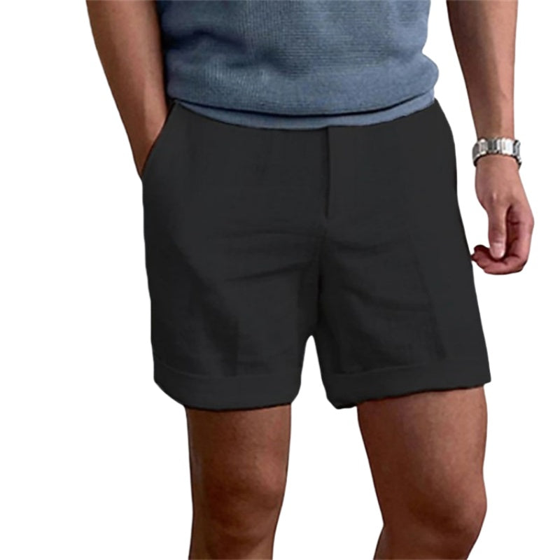 Man iklädd svarta herrshorts med elastisk midja och sidofickor