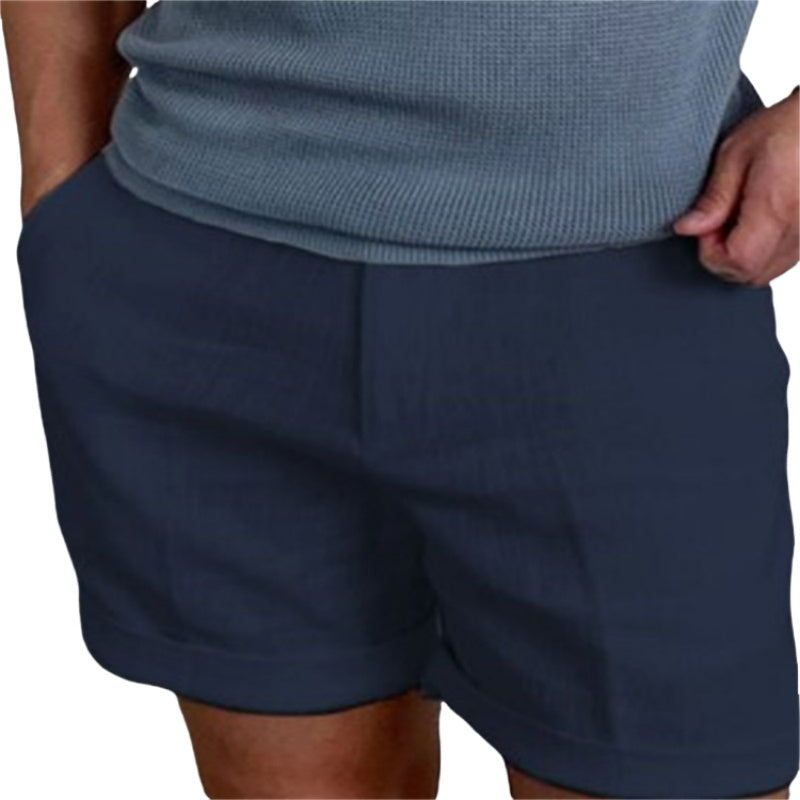 Närbild på marinblå herrshorts i lätt och luftigt sommartyg