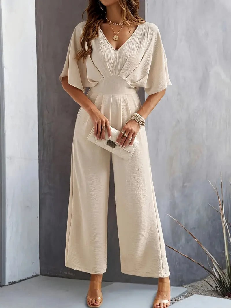 Stilren jumpsuit för dam med v-ringad skärning och smickrande draperat snitt