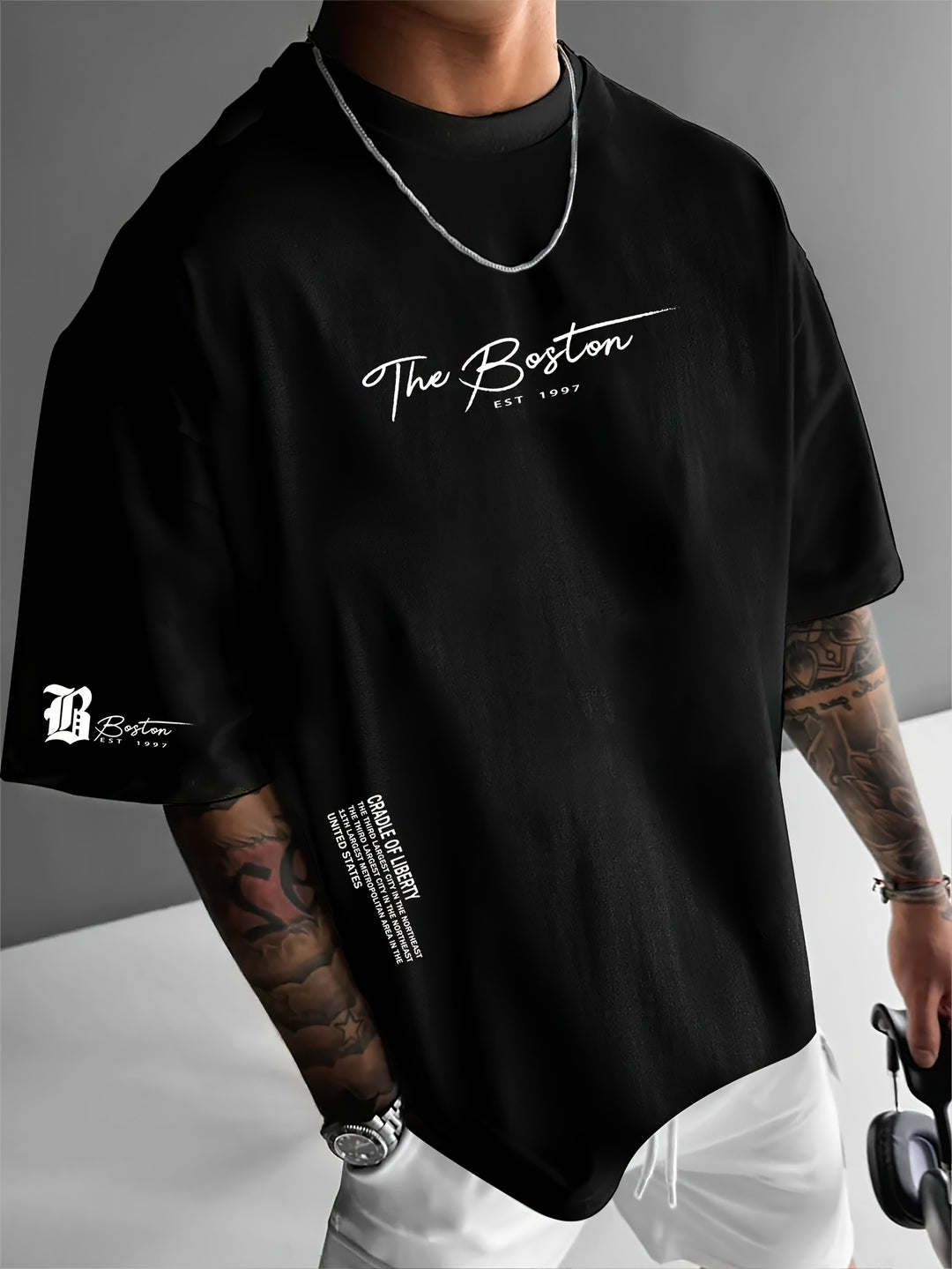 Svart oversized herrtshirt med tryck på bröstet, kortärmad streetwear i bomull för sommar
