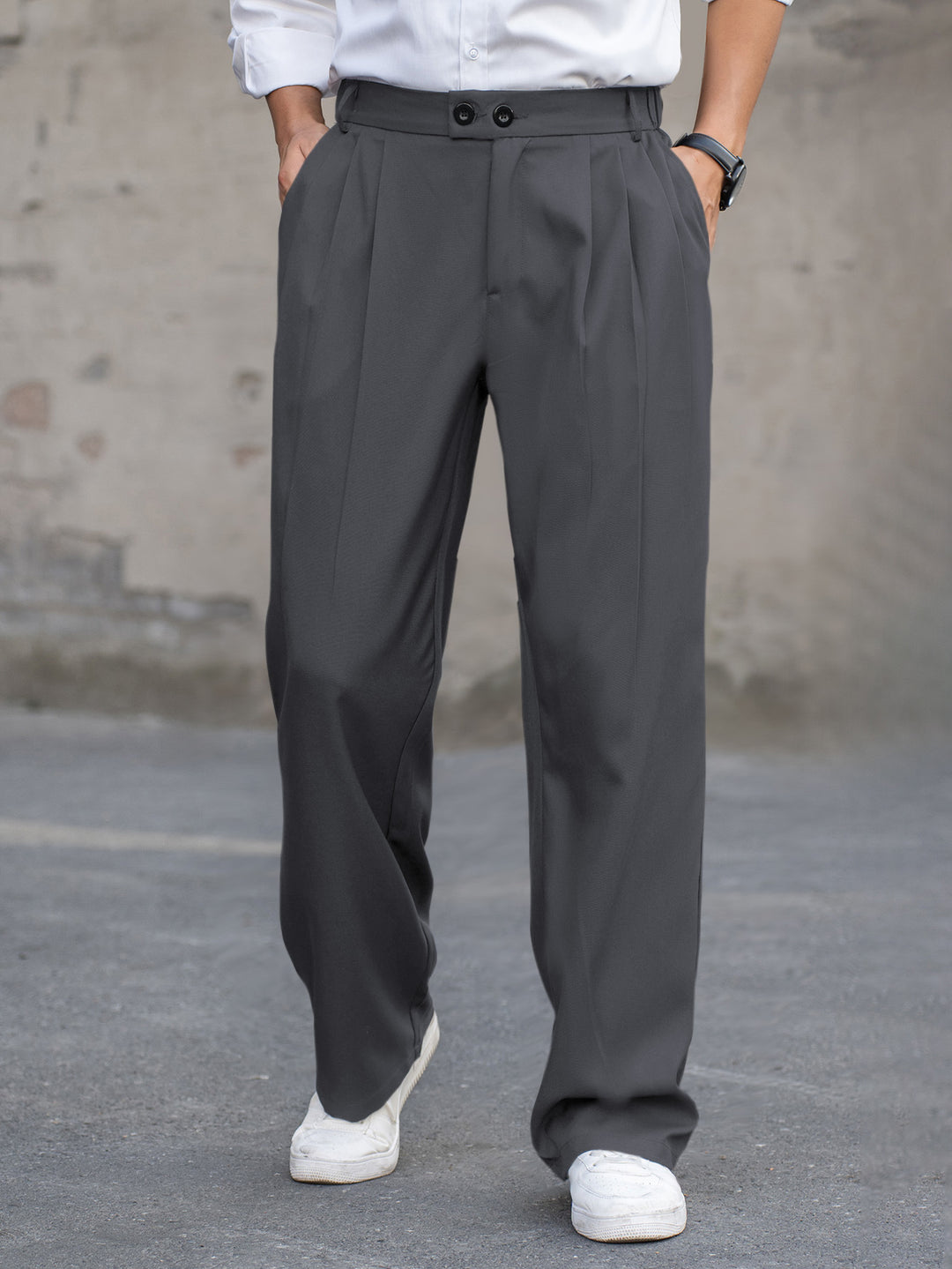 Grå herrbyxor med vida ben och veckade detaljer för en modern look