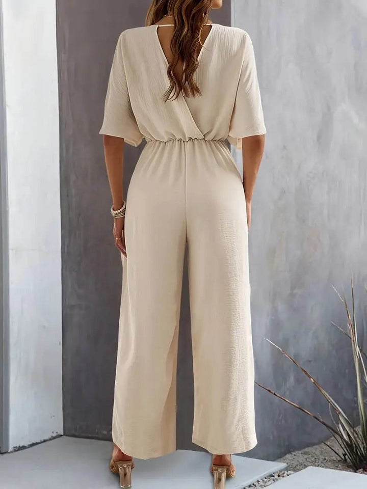 Sval sommarmode jumpsuit med v-ringning och avslappnad men elegant passform