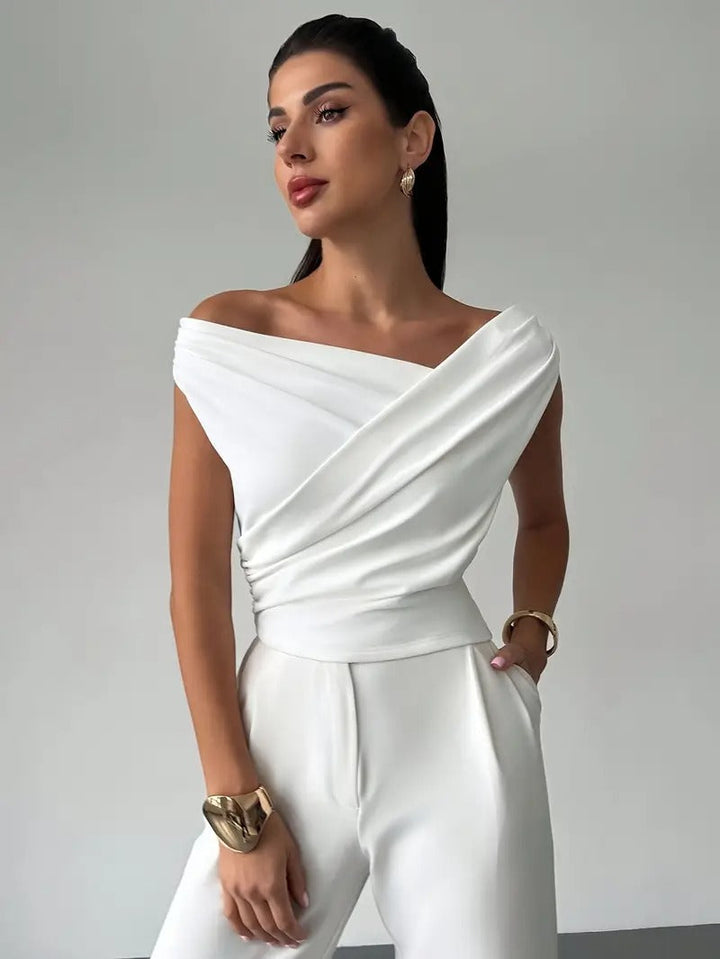 Elegant vit damtopp med asymmetrisk design framifrån