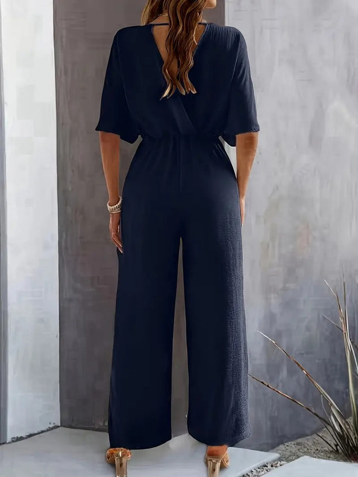 Detaljbild på draperad dam jumpsuit i moderiktig och stilren modell