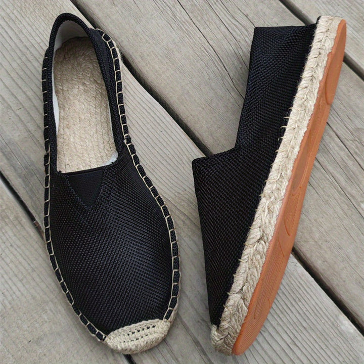 Snygga sommarskor för herrar som kombinerar komfort och elegans i en slip-on modell.