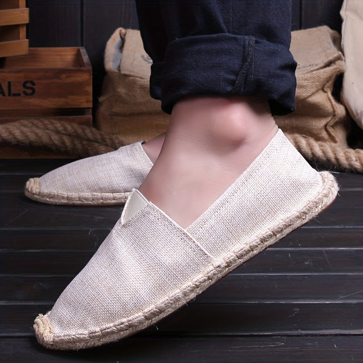Flexibla och luftiga herrskor för sommarsemestern, designade i klassisk espadrillostil.