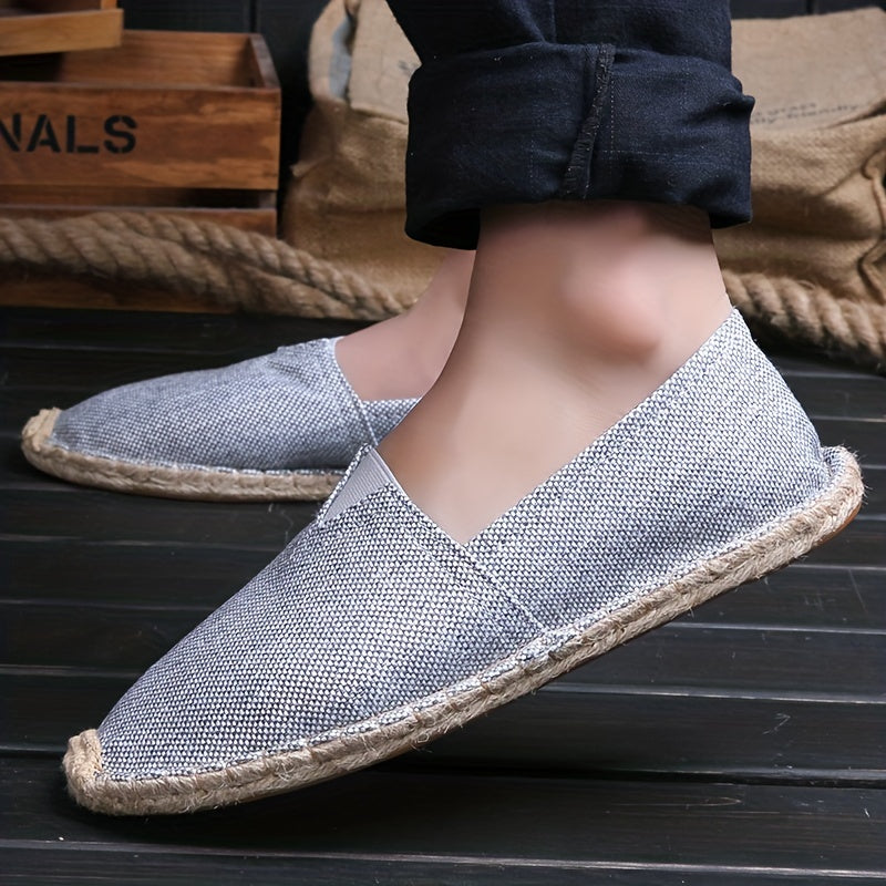 Moderna herrmode skor i espadrillostil med dekorativa sömmar för en avslappnad look.