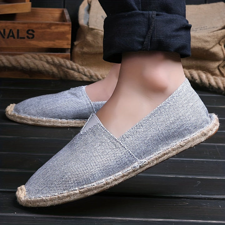 Moderna herrmode skor i espadrillostil med dekorativa sömmar för en avslappnad look.