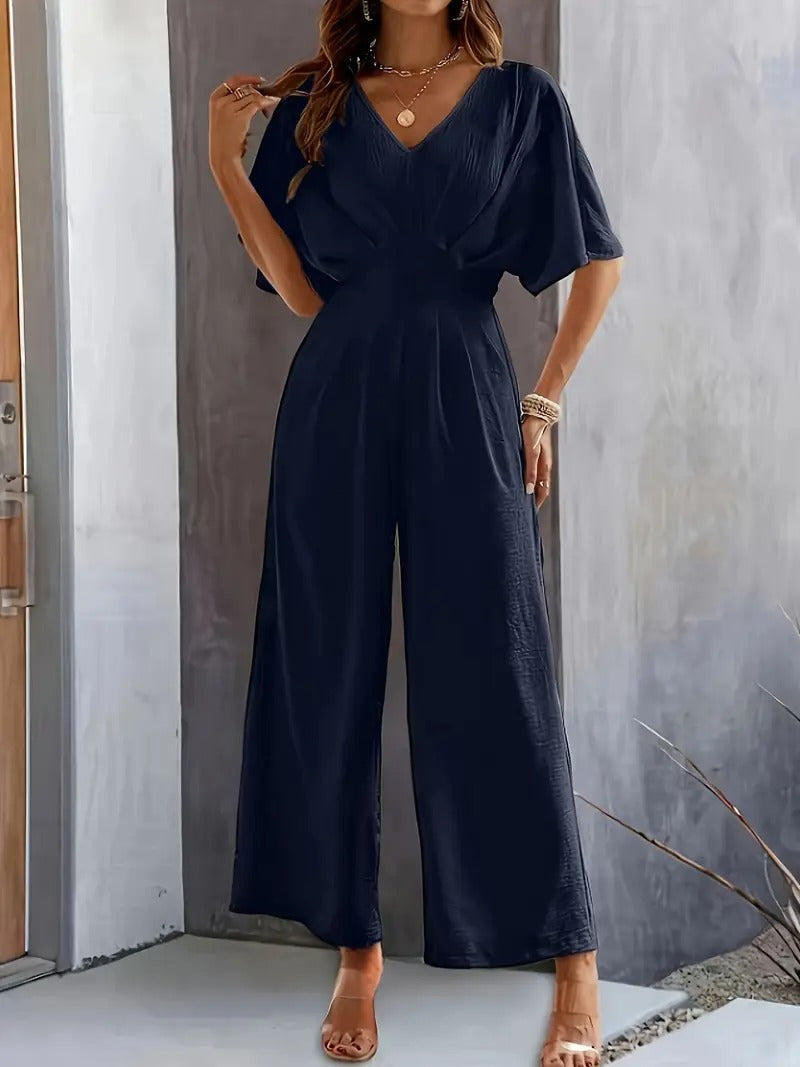 Snygg helhetsbild av v-ringad jumpsuit för damer inom sommarmode och trend
