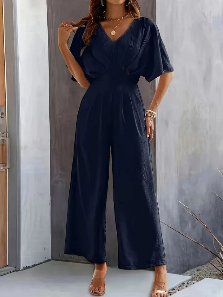 Snygg helhetsbild av v-ringad jumpsuit för damer inom sommarmode och trend