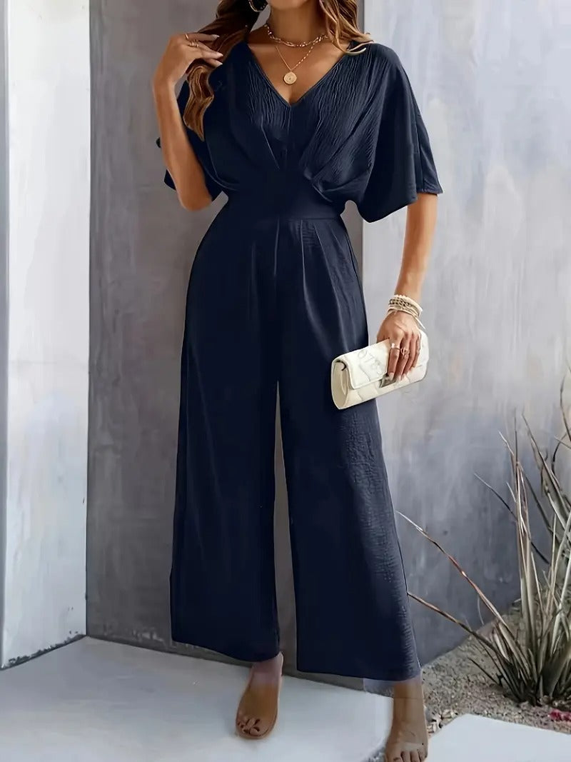 Dam i blå stilren jumpsuit för sommar och fest