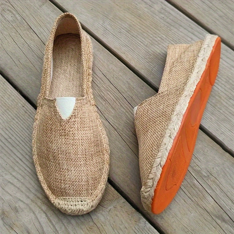Stilrena slip-on espadrillos för herr i naturnära ton, idealiska för varma sommardagar.