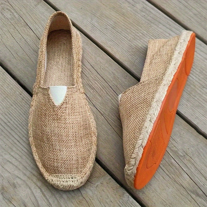 Stilrena slip-on espadrillos för herr i naturnära ton, idealiska för varma sommardagar.