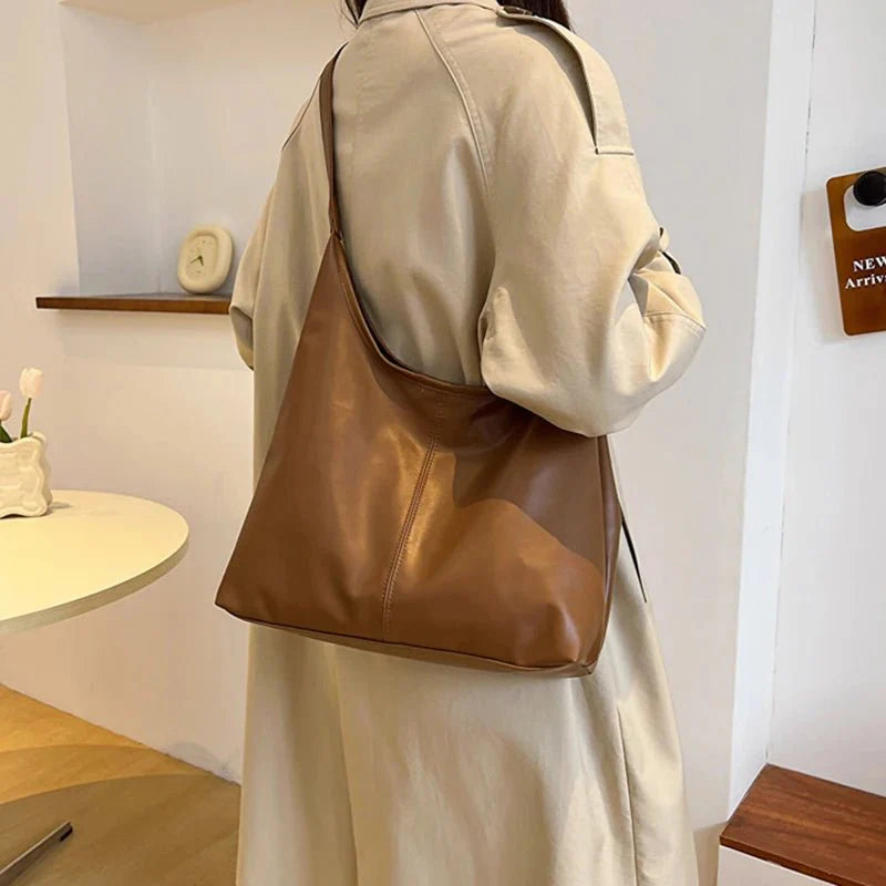 Rymlig damväska med retro-inspirerad design för jobb och fritid