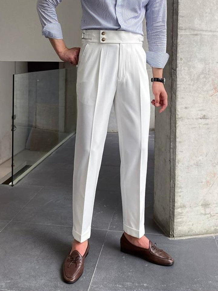 Man i vita eleganta herrbyxor med hög midja och pressveck