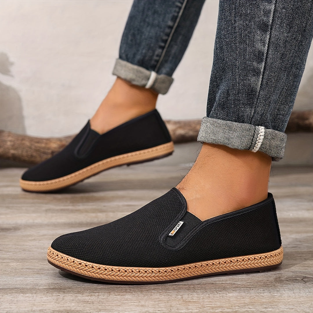 Stilrena svarta herr loafers med slip-on-design burna med uppvikta jeans