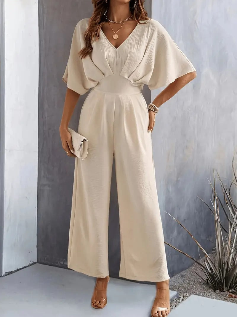 Dam i beiga khakifärgad jumpsuit med v-ringning och draperad design
