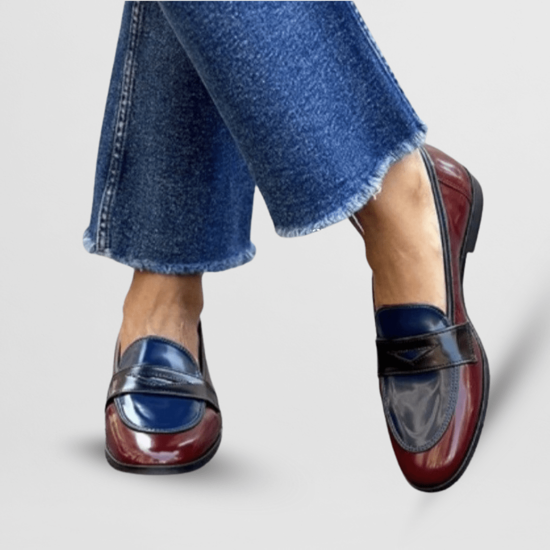 Närbild på stilrena tvåfärgade lackloafers för dam