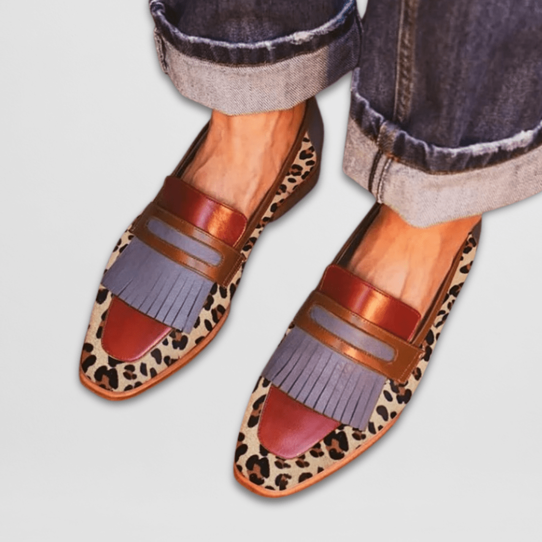 Dam loafers med metalliska fransar i leopardmönster på fötterna