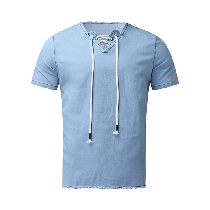 Herrskjorta i stretchjeans med spetsdetaljer, rund hals och kort ärm framifrån.