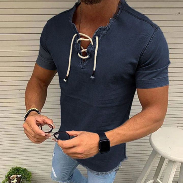 Herrskjorta i stretchjeans med spetsdetaljer, rund hals och kort ärm framifrån.