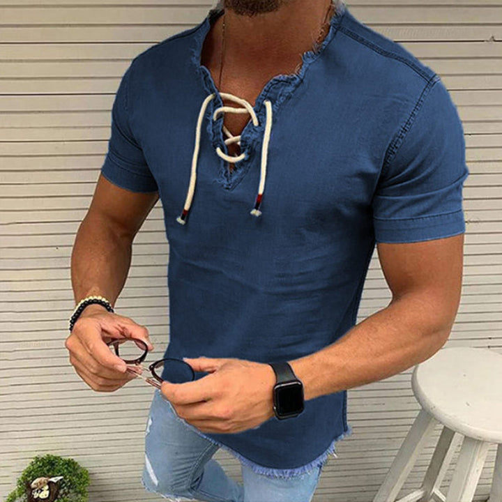 Herrskjorta i stretchjeans med spetsdetaljer, rund hals och kort ärm framifrån.