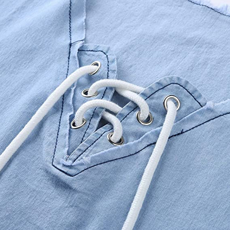 Herrskjorta i stretchjeans med spetsdetaljer, rund hals och kort ärm framifrån.