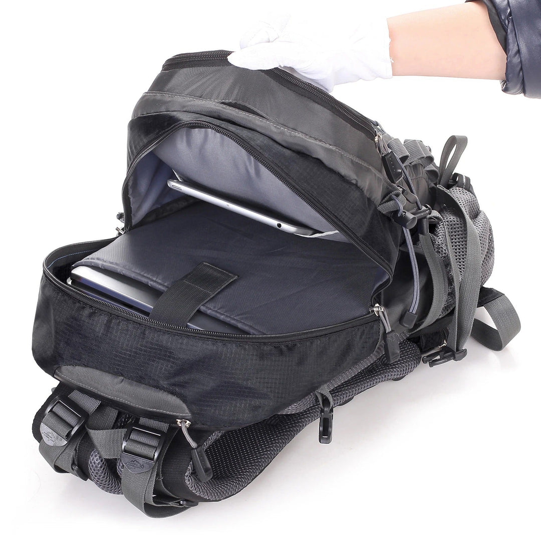 Mångsidig AdventurePro Deluxe friluftsryggsäck, 40 liter. Perfekt för outdoor, vandring och resor, unisex.