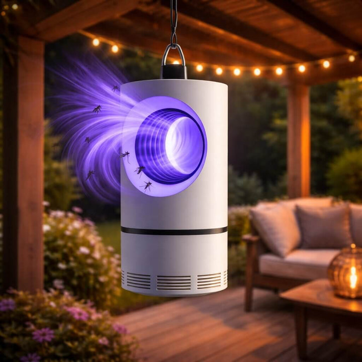 Elektrisk UV-insektsfälla upphängd på en kvällsbelyst altan