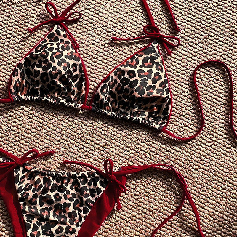 Trendig dam triangelbikini i rosa zebradesign, idealisk för badkläder och soliga dagar.