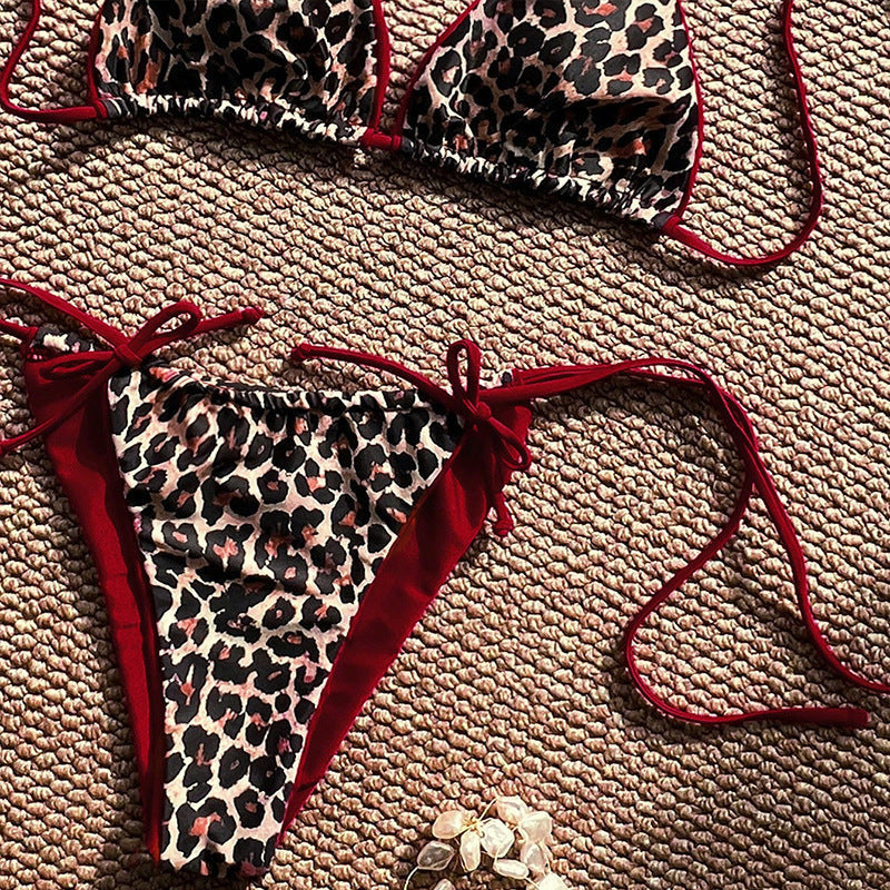 Justerbar fuchsia triangelbikini med djurmönster, bekväma badkläder för sommarens äventyr.