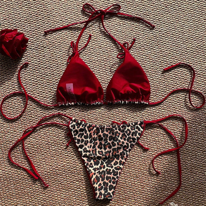 Rosa zebrarandig triangelbikini för dam, stilrent strandmode med justerbara detaljer.