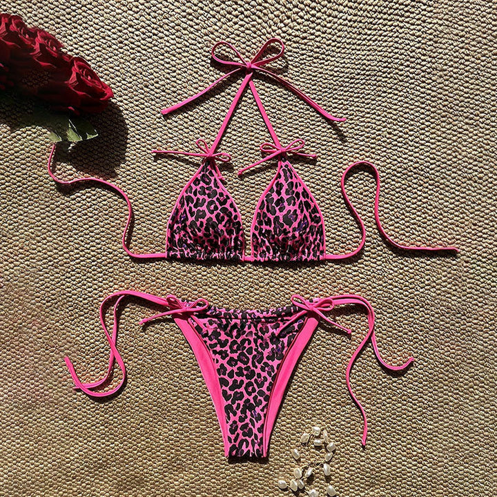Chic fuchsia zebra triangelbikini, dam badkläder med djurmönster och justerbara remmar.