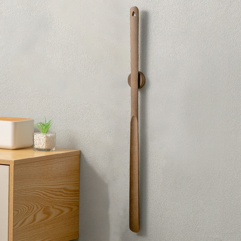 Ergonomiskt skohorn i trä med elegant design och långt skaft