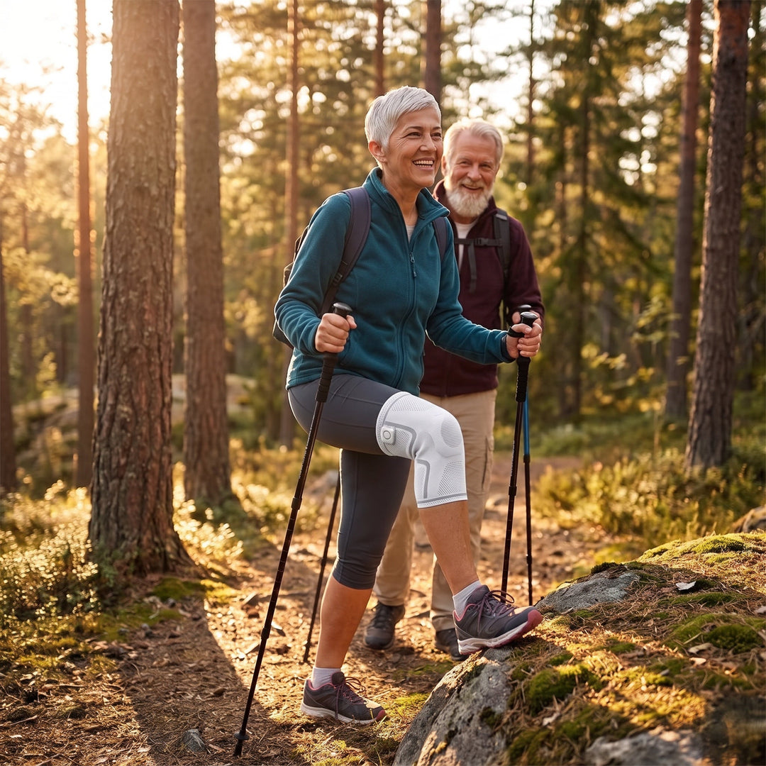 Äldre par som vandrar i skogen med Zvarelo knästöd på knät