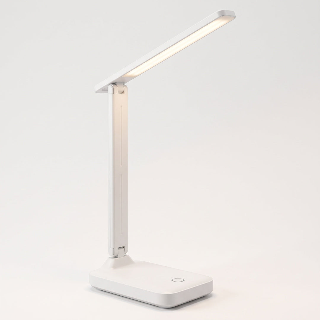 Vit LED-skrivbordslampa med vikbar arm mot ljus bakgrund