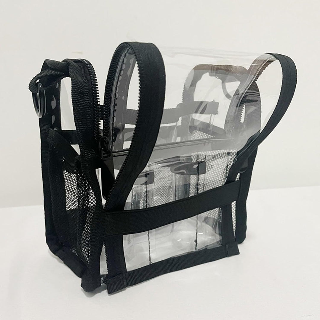 Elegant genomskinlig kosmetikväska Aveline i slitstark PVC, optimerad för sminkförvaring hemma.