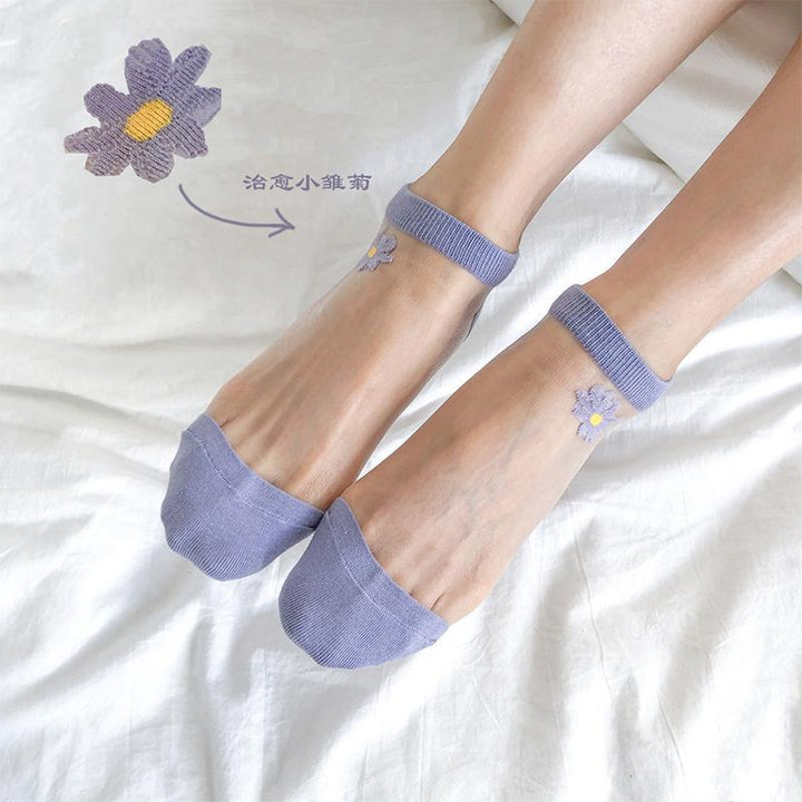 Genomskinliga damsockor med blommotiv, feminin design med spets- och blomdetaljer, perfekt för sommaroutfits.