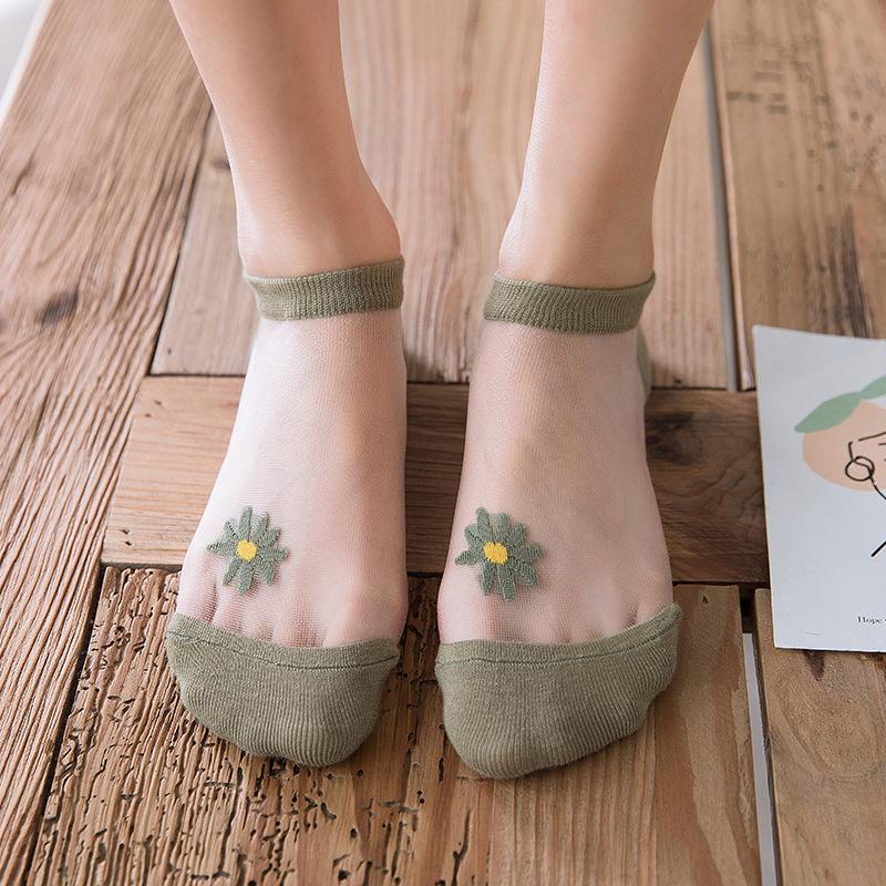 Genomskinliga damsockor med blommotiv, feminin design med spets- och blomdetaljer, perfekt för sommaroutfits.