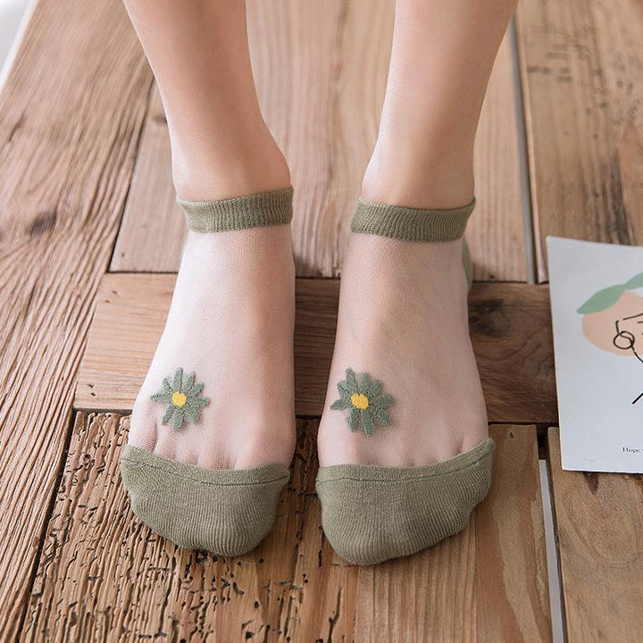 Genomskinliga damsockor med blommotiv, feminin design med spets- och blomdetaljer, perfekt för sommaroutfits.