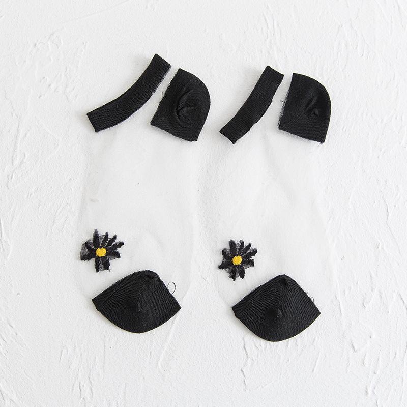 Genomskinliga damsockor med blommotiv, feminin design med spets- och blomdetaljer, perfekt för sommaroutfits.