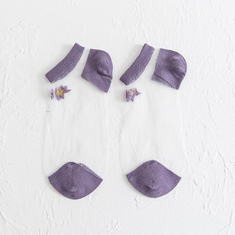 Genomskinliga damsockor med blommotiv, feminin design med spets- och blomdetaljer, perfekt för sommaroutfits.