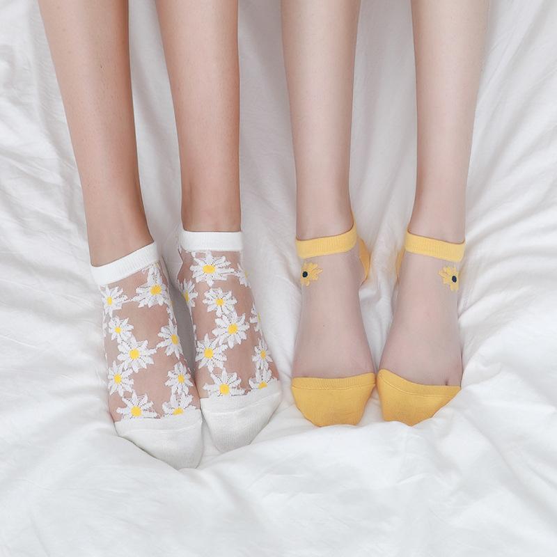 Genomskinliga damsockor med blommotiv, feminin design med spets- och blomdetaljer, perfekt för sommaroutfits.