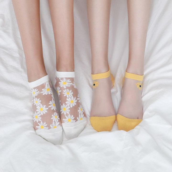 Genomskinliga damsockor med blommotiv, feminin design med spets- och blomdetaljer, perfekt för sommaroutfits.