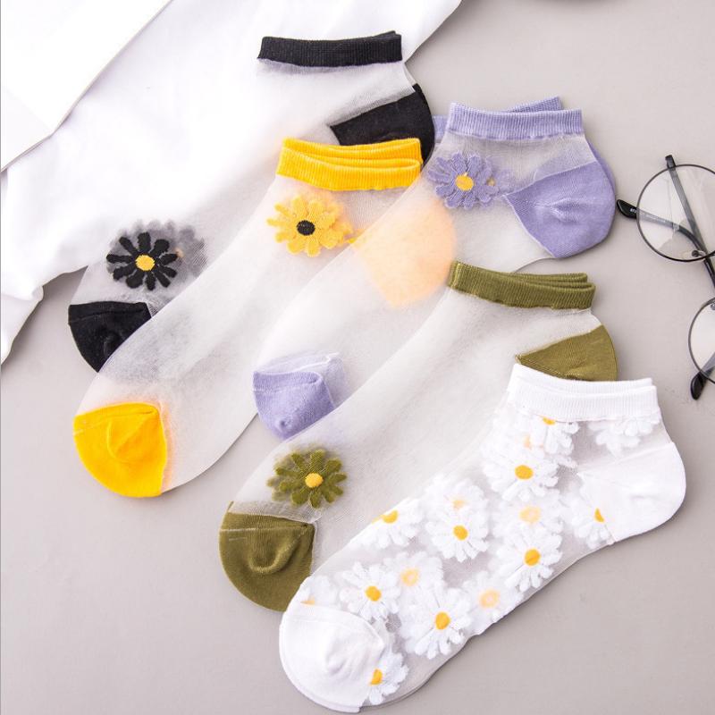 Genomskinliga damsockor med blommotiv, feminin design med spets- och blomdetaljer, perfekt för sommaroutfits.