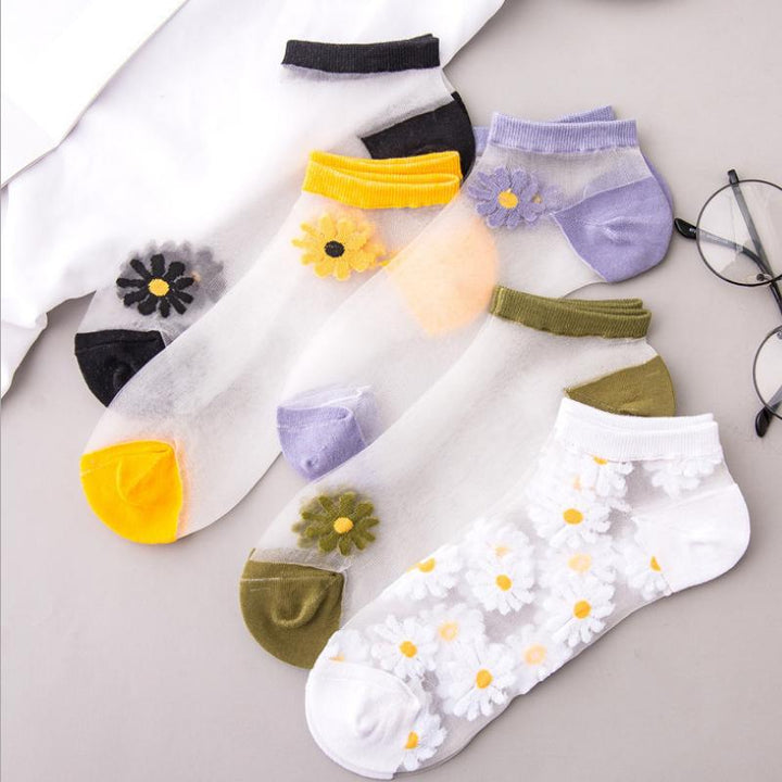 Genomskinliga damsockor med blommotiv, feminin design med spets- och blomdetaljer, perfekt för sommaroutfits.