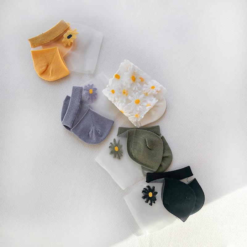 Genomskinliga damsockor med blommotiv, feminin design med spets- och blomdetaljer, perfekt för sommaroutfits.