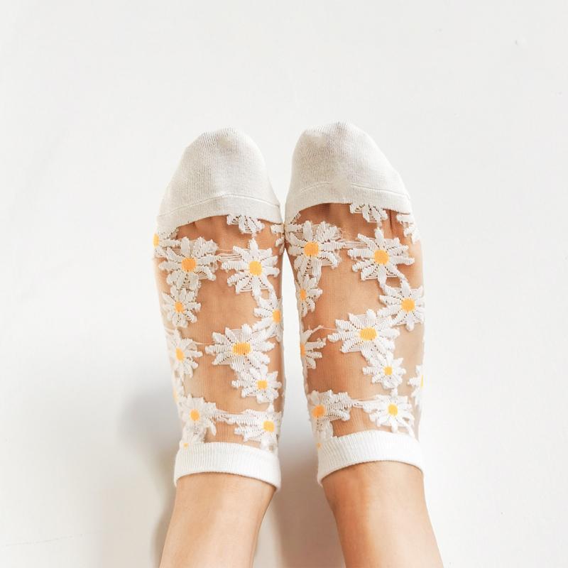Genomskinliga damsockor med blommotiv, feminin design med spets- och blomdetaljer, perfekt för sommaroutfits.