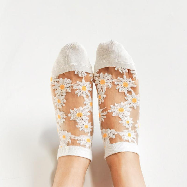 Genomskinliga damsockor med blommotiv, feminin design med spets- och blomdetaljer, perfekt för sommaroutfits.