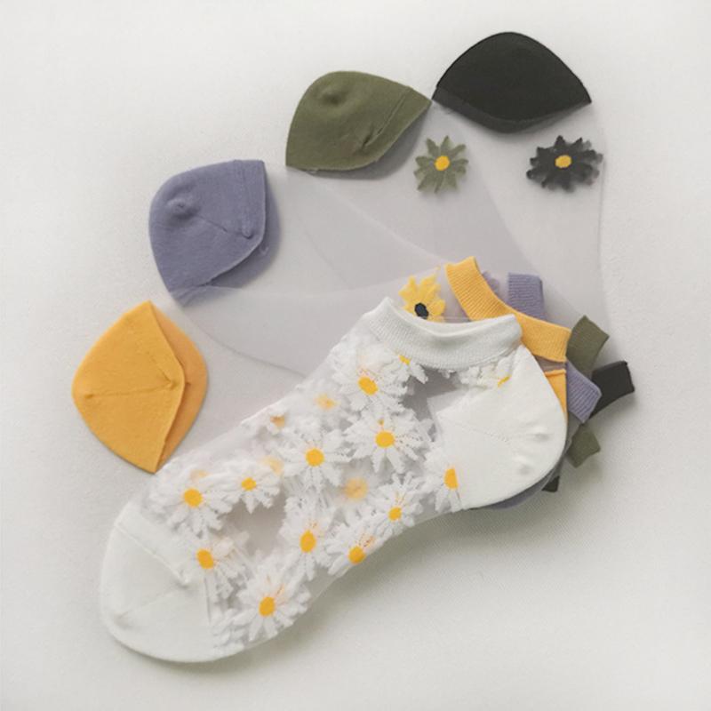 Genomskinliga damsockor med blommotiv, feminin design med spets- och blomdetaljer, perfekt för sommaroutfits.